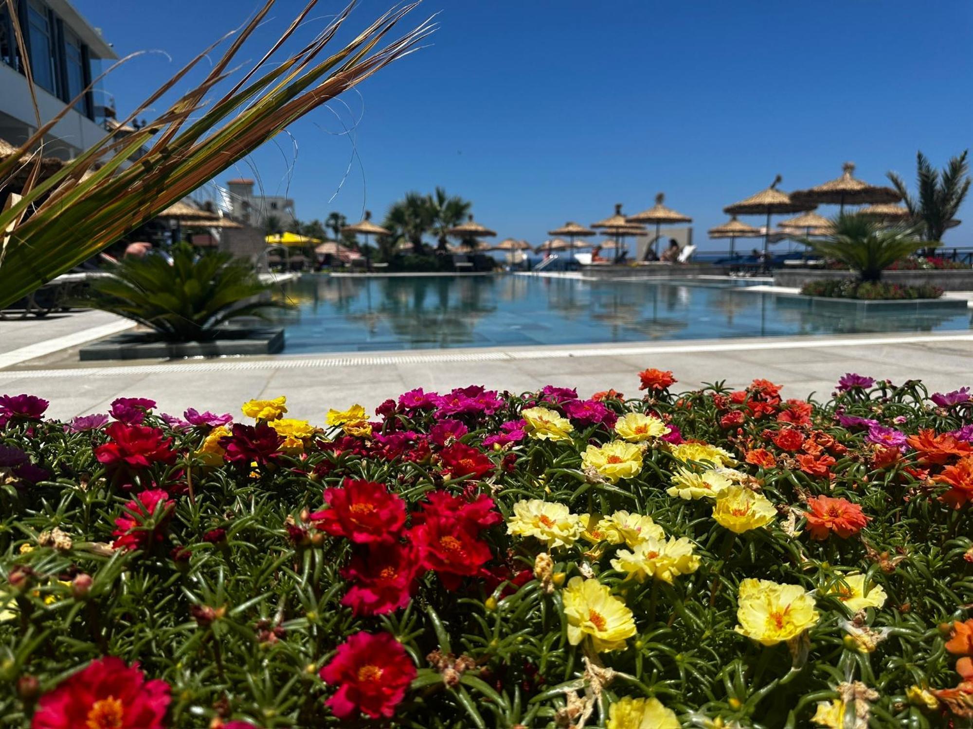 Manolya Hotel Lapithos  Esterno foto