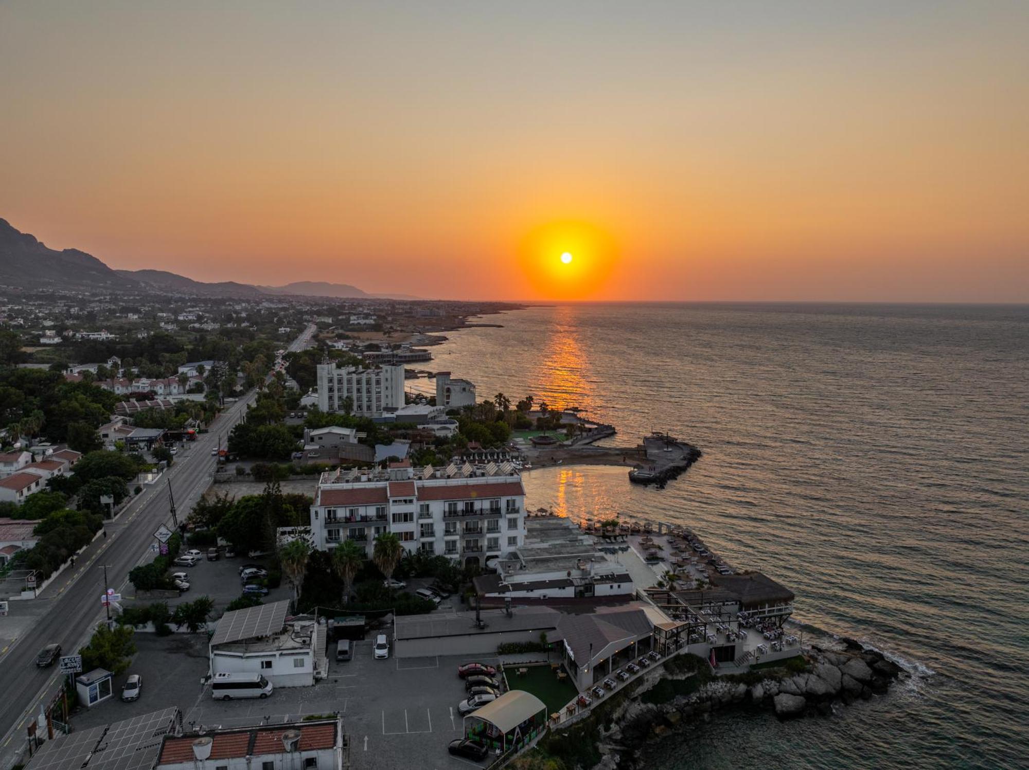 Manolya Hotel Lapithos  Esterno foto
