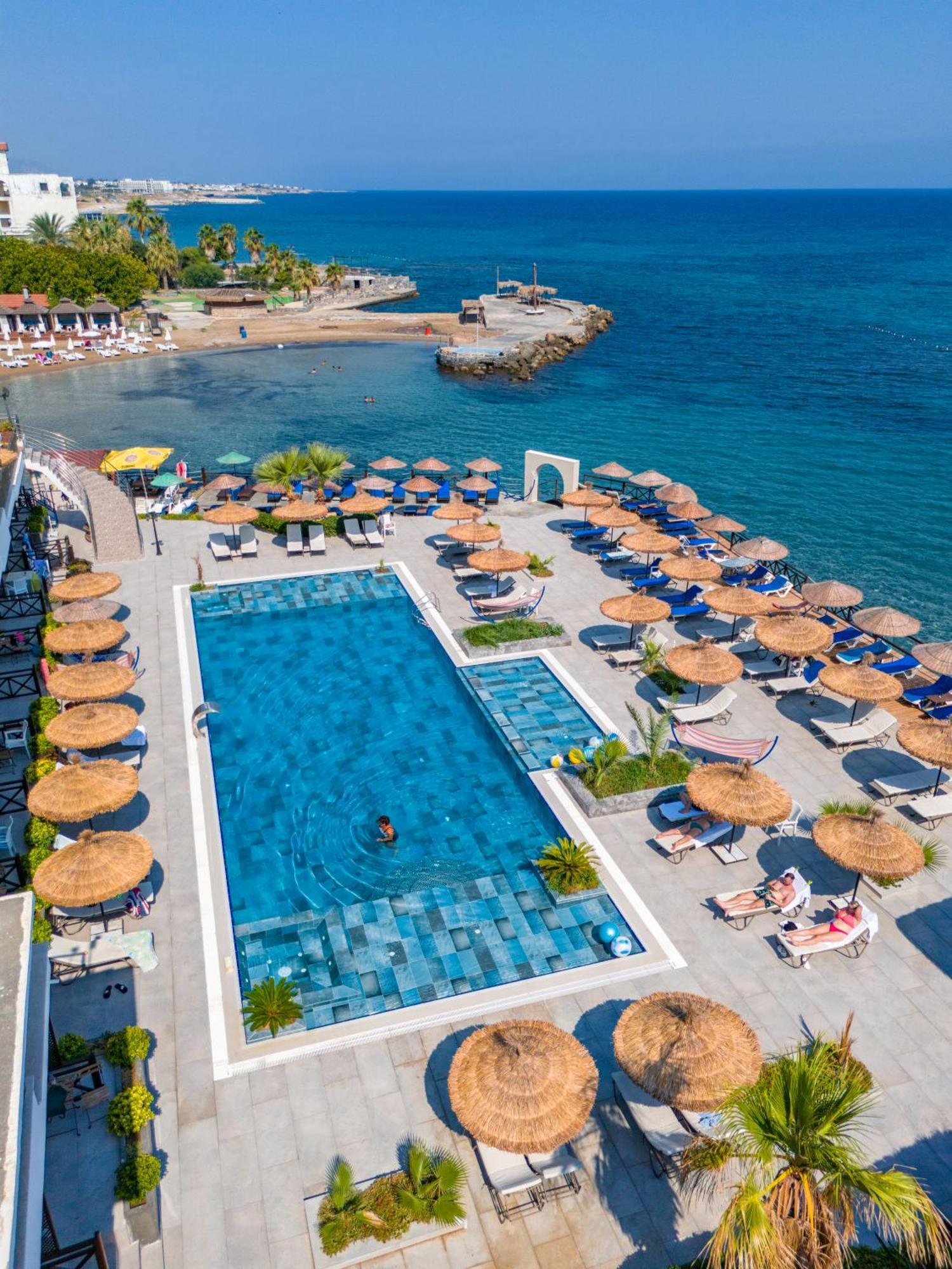 Manolya Hotel Lapithos  Esterno foto