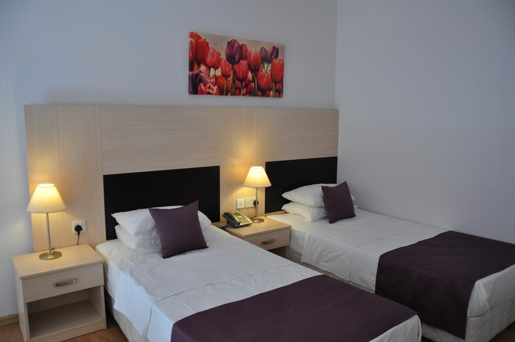 Manolya Hotel Lapithos  Esterno foto